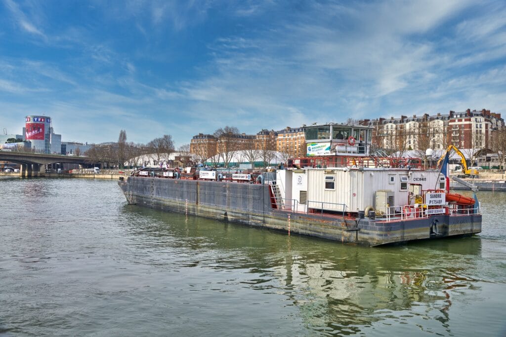 L'automoteur Sandre navigue sur la Seine grâce au biocarburant PUR-XTL d'Altens