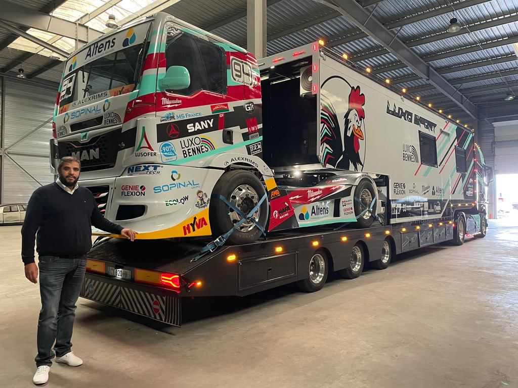 Mohamed Bennama co-fondateur d'Altens devant le camion Luxo Sport