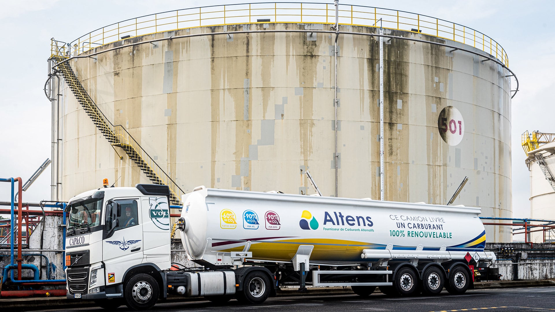 camion altens devant une cuve de biocarburants