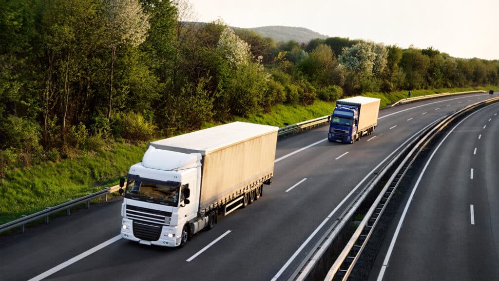 camions roulant sur une voie rapide