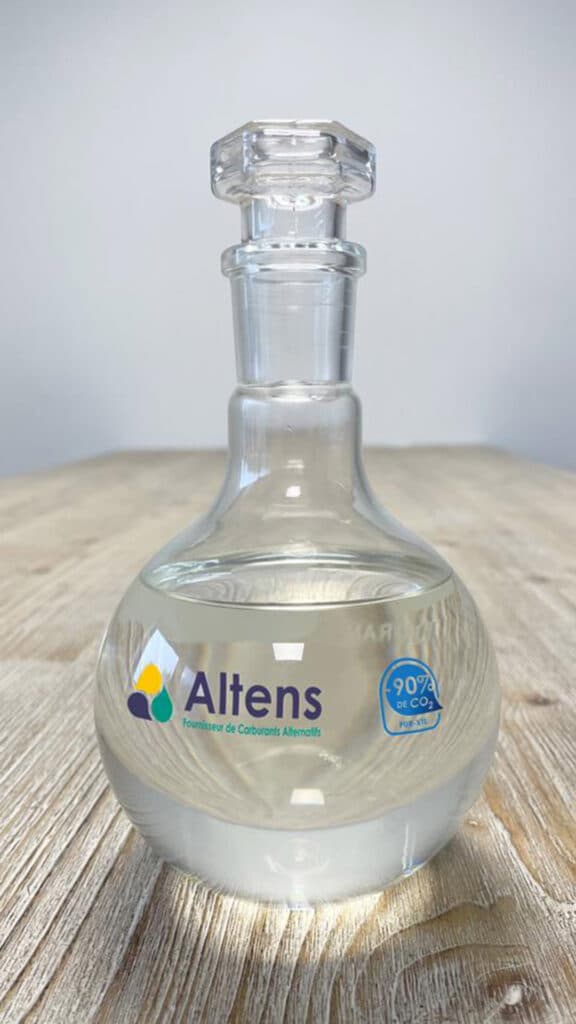 photo d'une fiole de biocarburant Altens