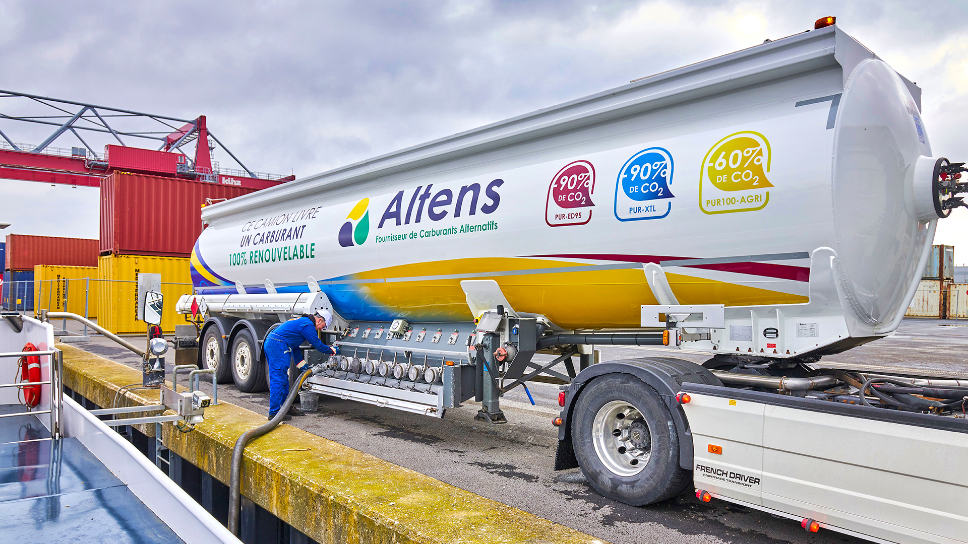 photo du remplissage de la cuve d'un camion Altens dans le port de La Rochelle, dans le dépôt agrandi dédié au HVO100
