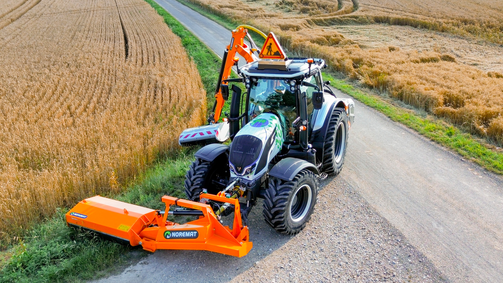 Le Valtra N155D équipé de machines Noremat disponibles via l’UGAP.
