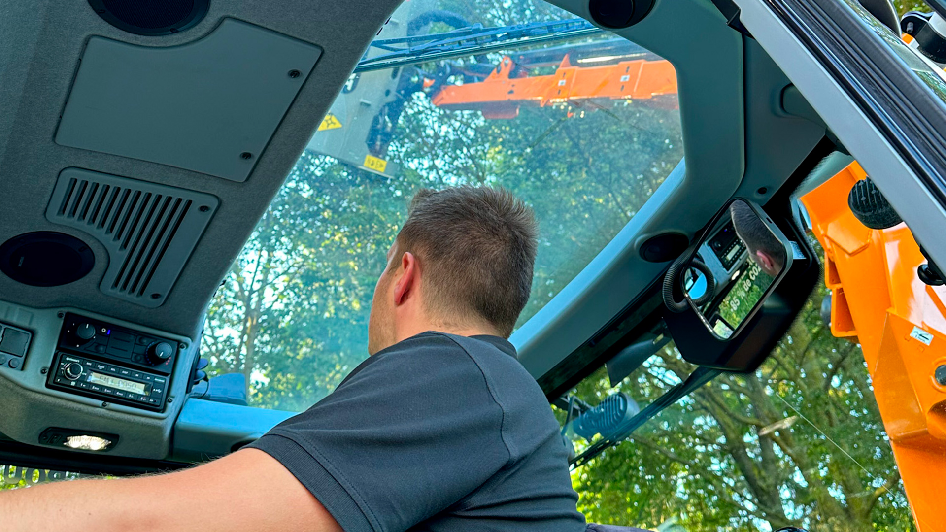 À l'intérieur du Valtra N155D équipé de machines Noremat disponibles via l’UGAP.