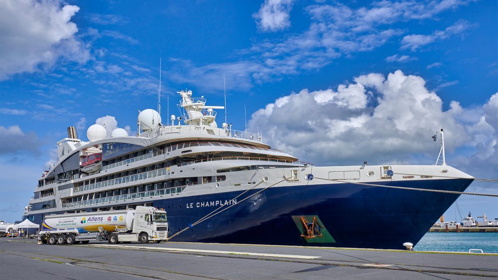 camion de livraison de biocarburant Altens devant Le Champlain, navire de Ponant
