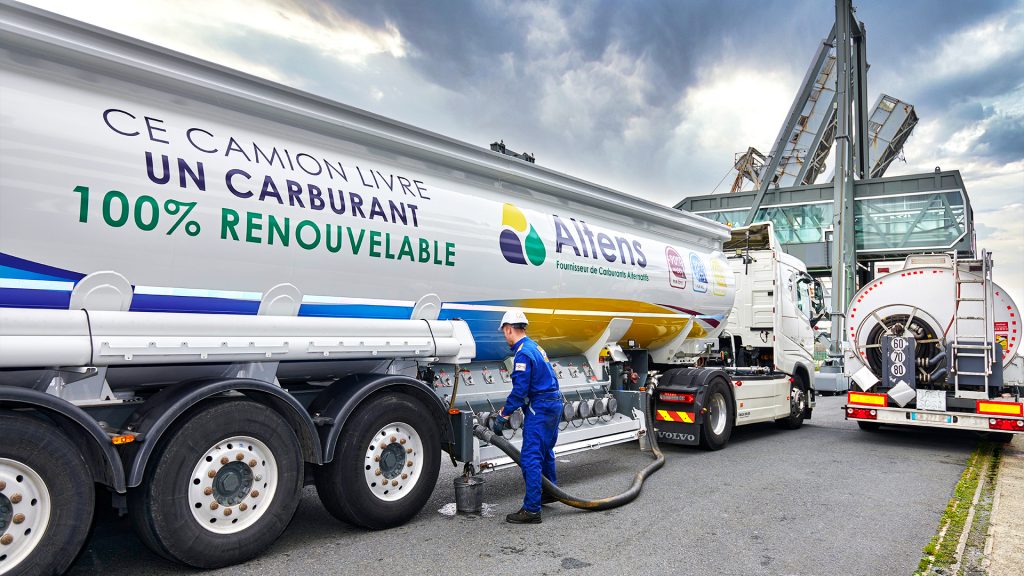 Camion Altens en train d'effectuer une livraison de biocarburant, solution de décarbonation