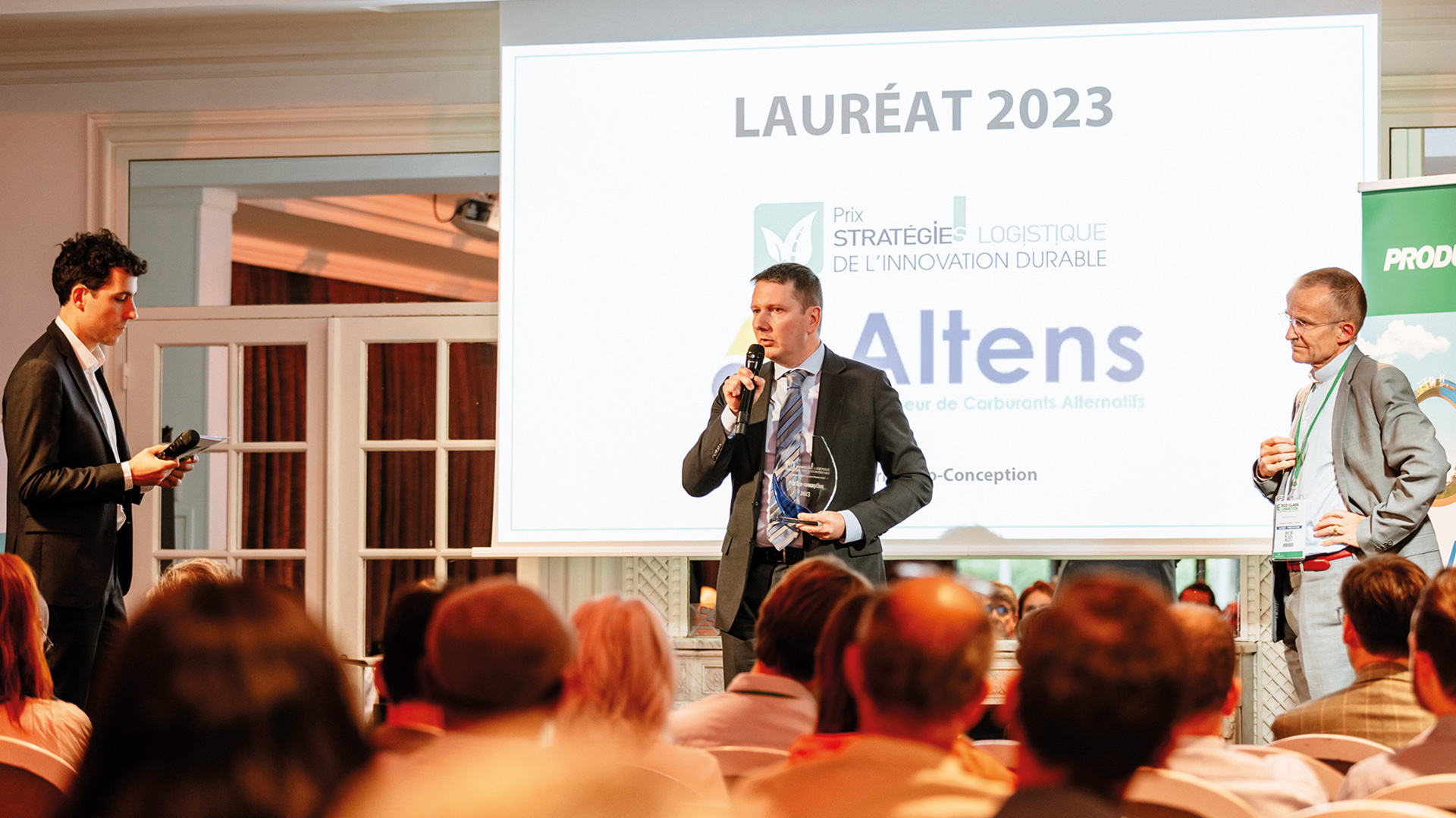Etienne Valtel directeur général d'Altens recevant le prix stratégie logistique de l'innovation durable catégorie eco conception à eco class logistics