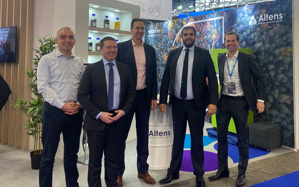 Photo de la signature du partenariat entre Neste et Altens lors du salon Solutrans