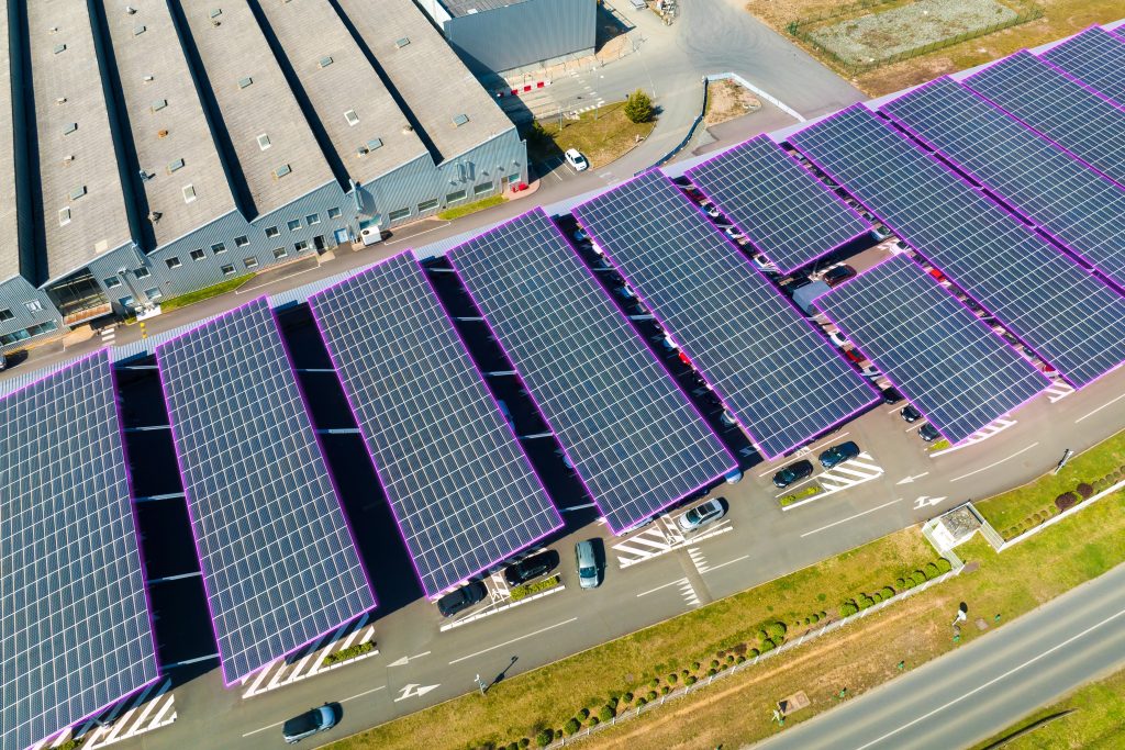 Photographie aérienne d'ombrières photovoltaïques