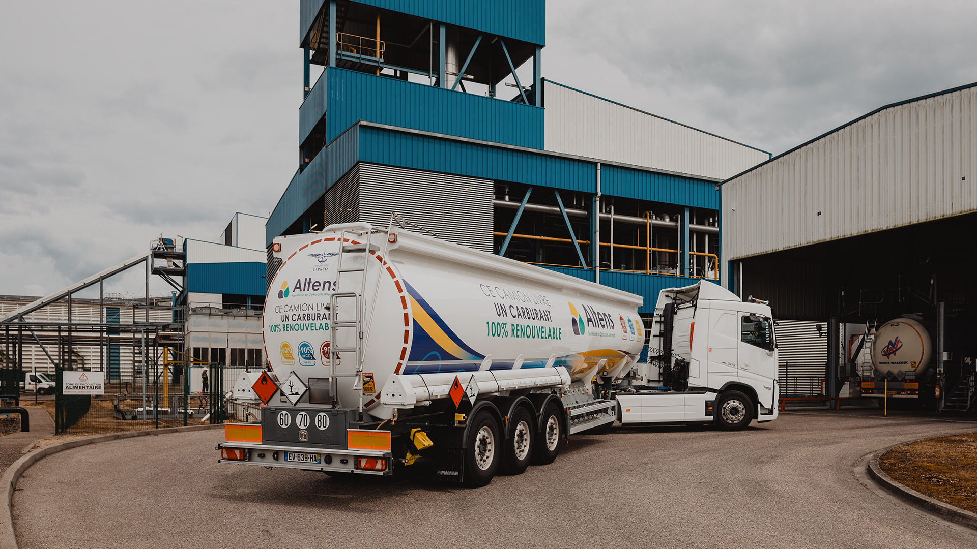 Camion Altens, distributeur de carburants alternatifs, au sein de l'usine Valtris Champlor