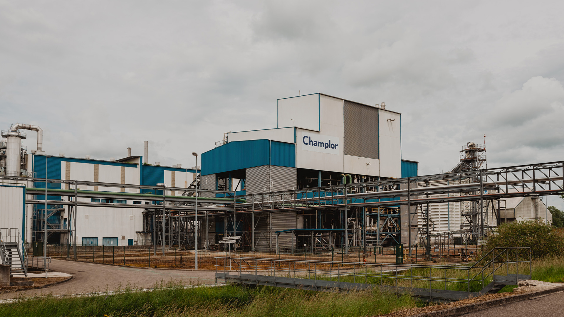Camion Altens, distributeur de carburants alternatifs, au sein de l'usine Valtris Champlor