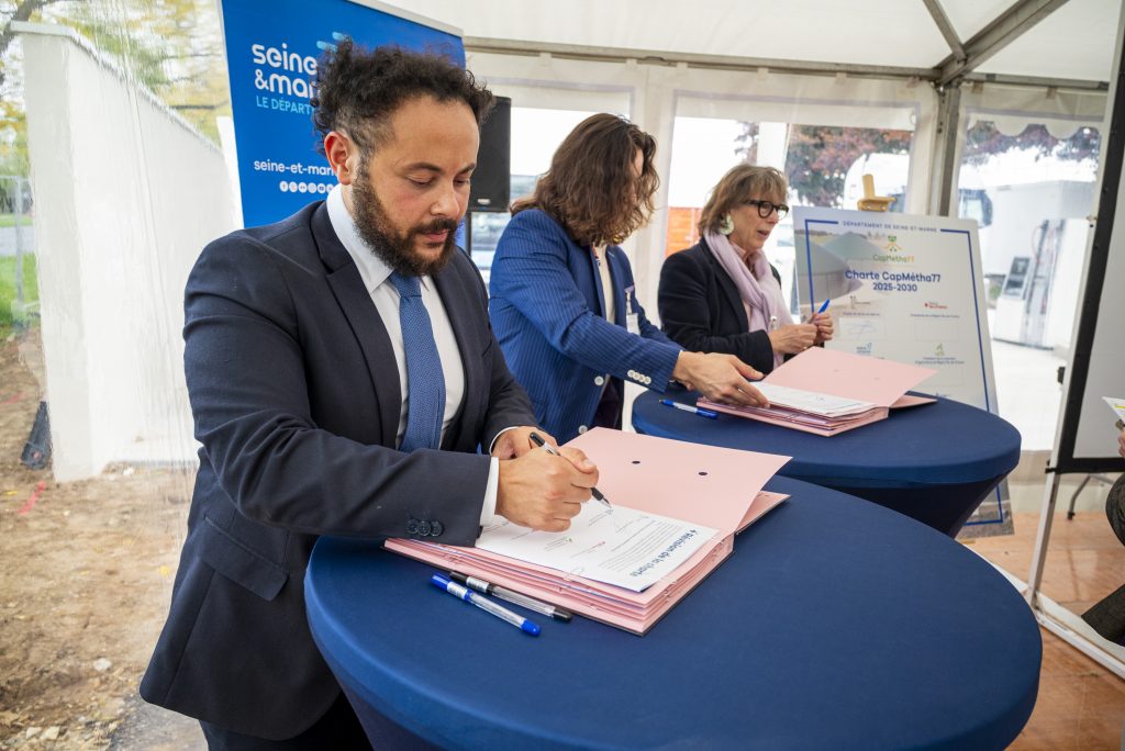 signature de la charte CapMetha lors de l'evenement du 10 octobre à la station BioGNV d'Altens à Moret-Loing-et-Orvanne